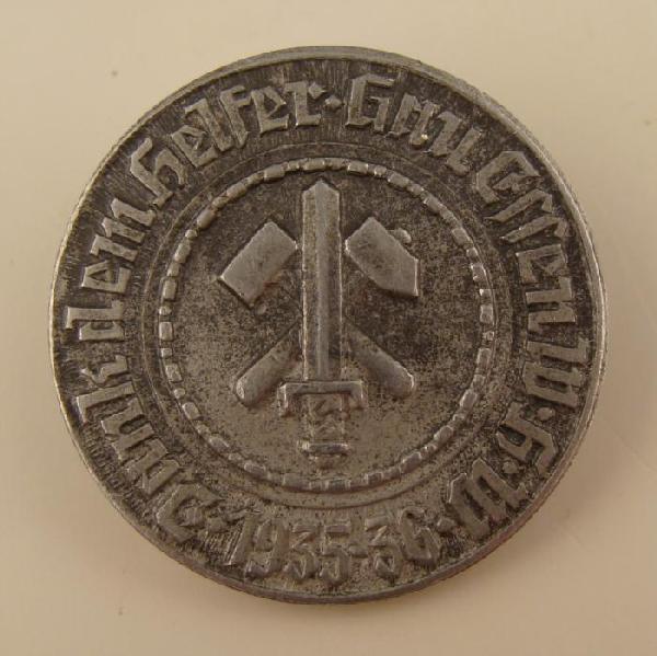 ORIGINAL 1935-36 GAU ESSEN NAZI MEDAL BADGE: NICE ORIGINAL PINBACK GAU ESSEN NAZI 1935-1936 MEDAL HELPERS BADGE. HAS HAMMERS & SWORD IN CENTER. SIZE IS JUST OVER AN INCH IN DIAMETER.