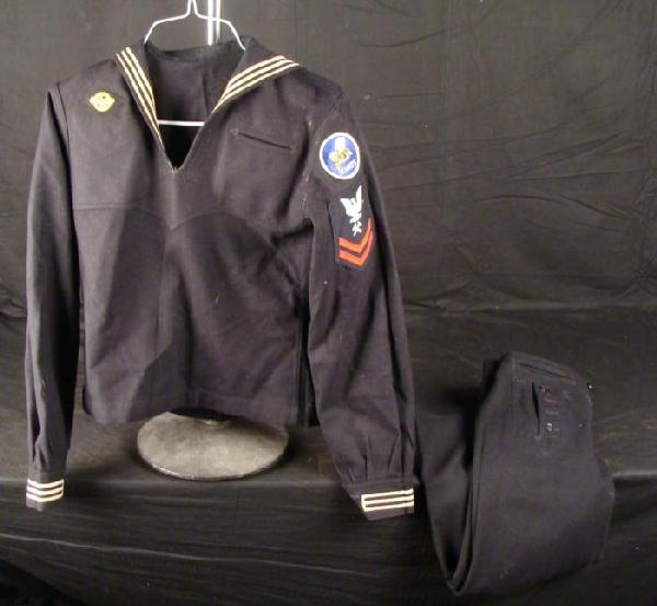 WWII SEEBEES US NAVY BLUE WOOL UNIFORM 2ND C METALSMITH: NICE SMALLER SIZE CLASSIC US NAVY WOOL UNIFORM. SEEBEES (CONSTRUCTION) PATCH. ALSO RANK PATCH 2ND CLASS PETTY OFFICER-METALSMITH, AND RUPTURED DUCK PATCH.