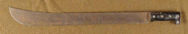 WWI ERA MACHETTE 27 INCH KNIFE: WWI ERA MACHETTE. TOTAL LENGTH 27", BLADE LENGTH 22". BLADE IS MAKER MARKED. GRIP IS BLACK PLASTIC. IN GOOD CONDITION, WITH NORMAL WEAR, AND SURFACE RUST.