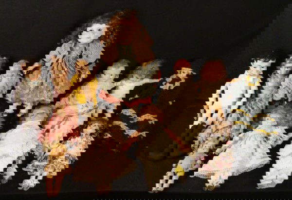 11 DOLLS, SOME VINTAGE, NEWER -IDEAL, UNEEDA, MAHONEY: NICE ASSORTMENT OF VINTAGE AND NEWER DOLLS. 11 TOTAL. INCLUDES IDEAL DOLLS, UNEEDA, AND JERRY MAHONEY PUPPET, PLUS STANDS. VARIOUS DEGREES OF CONDITION.