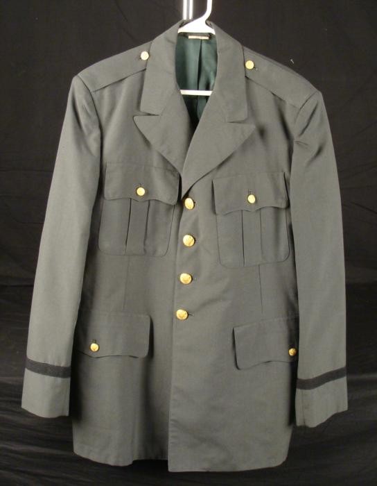 US ARMY VIET NAM ERA TUNIC FOR OFFICER-LARGE SIZE 46R: US ARMY VIET NAM ERA TUNIC FOR OFFICER. HAS ALL GOLD TONED BUTTONS AND SPEC QM LABELS- BRAID ON SLEEVE, SIZE 46 REGULAR