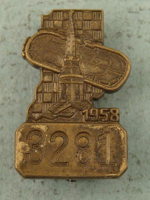 Indy 500 Indianapolis Pit Pin Vintage 1958: This is an official Pit Pin from the Indianapolis 500 motor speedway, from the 1958 racing season. This pin is brass tone metal, and has the great logo of the Indianapolis state house, and the race tr