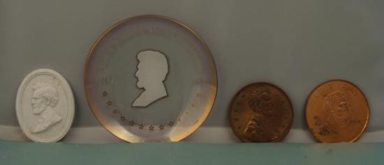 4 PC LINCOLN SET COMM PLATE 2 LARGE PENNIES WHITE CAMEO: OFFERED HERE IS A NICE 4 PIECE ABRAHAM LINCOLN SET. IT CONSISTS OF AN OPAQUE PLATE THAT SAYS: UNITED STATES OF AMERICA BICENTENNIAL WITH THE YEARS 1776 AND 1976 ON BOTH SIDES. IN THE C