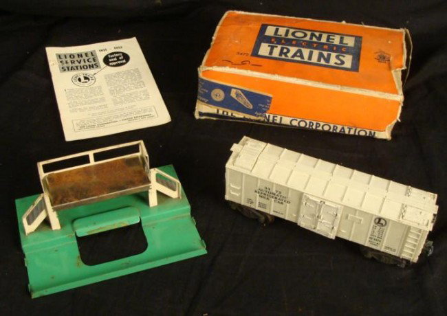 Lionel Vintage Train #3472 Milk Car w/Platform in Box: This is a Lionel #3472 O gauge refrigerated milk car with platform, made around 1950. These have not been track-tested, but appear to be in good condition, and come in the original box, which has some