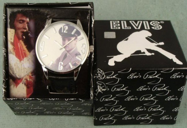 Elvis Presley Army Uniform Picture Watch EV-W14A MIB: Pay tribute to Elvis Presley's military service with this terrific watch. The face has a great photo image of the King in uniform. It has chrome tone hands, and chrome tone body. It comes in a collect