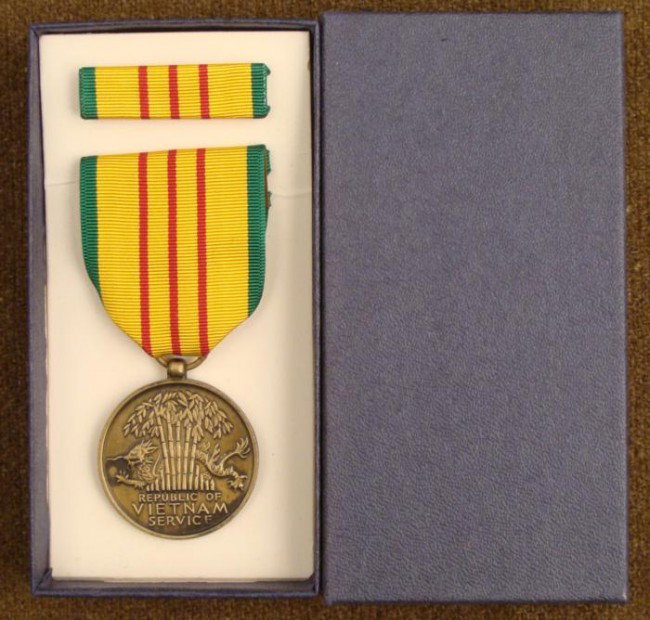 ORIGINAL US VIET NAM SERVICE MEDAL SET-BOXED-DATE 1969: ORIGINAL U.S. VIET NAM SERVICE MEDAL SET-BOXED-DATED 1969 EXCELLENT CONDITION-VIET NAM SERVICE MEDAL AND RIBBON WITH RIBBON BAR IN ORIGINAL BOX