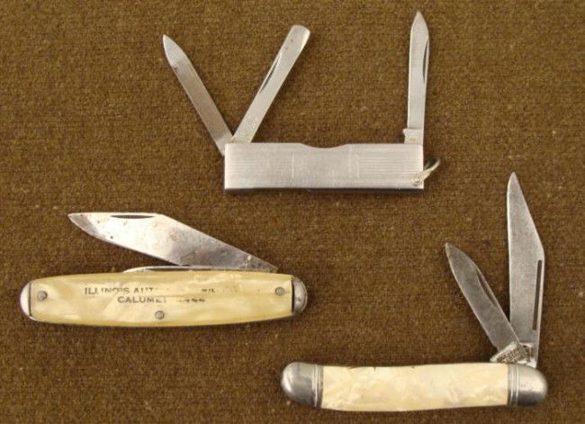 3 WWII ERA FOLDING KNIVES-2 MOP GRIPS-DECO MULTI BLADE: 3 WWII ERA FOLDING KNIVES-2 MOTHER OF PEARL GRIPS-1 ART DECO MULTI BLADE 1) MOP GRIPS-UTICA CUTLERY AND ADVERTISING ON GRIP "ILLINOIS AUTOMOBILE ??"-DING TO BLADE 2) MOP IMPERIAL MAKER 3) ART DECO STA