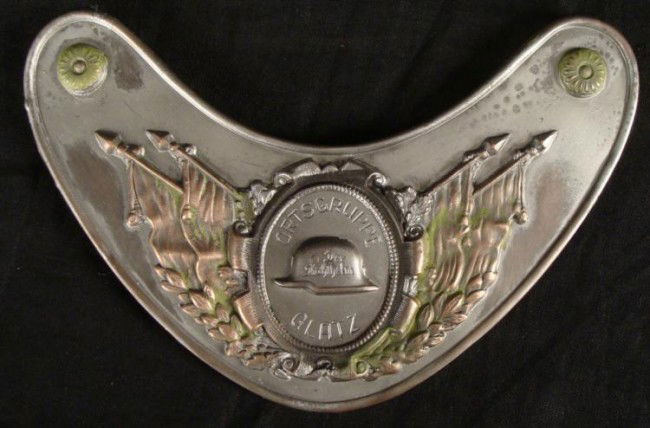 NAZI WWII PARADE GORGET FOR DER STAHLHELM ORTSGRUPPE: NAZI WWII PARADE GORGET FOR DER STAHLHELM "ORTSGRUPPE GLATZ"-THE STEEL HELMETS GREAT WWII NAZI PIECE FROM THE NAZI STEEL HELMETS ORGANIZATION "DER STAHLHELM" THE DIVISION IS ORTSGRUPPE GLATZ. HAS DRAP