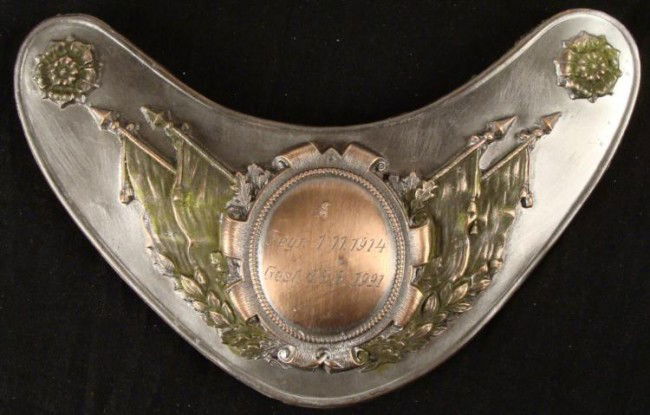 NAZI ERA DEUTSCHER REICHSKRIEGERBUND GORGET-ORIGINAL: NAZI ERA DEUTSCHER REICHSKRIEGERBUND GORGET-ORIGINAL-WORN BY FLAG BEARERS RARE NAZI ERA WWI VETERANS DEUTSCHER REICHSKRIEGERBUND PARADE GORGET FOR A FLAG BEARER. HAS FLAG AND LAUREL LEAVES MOTIF WITH