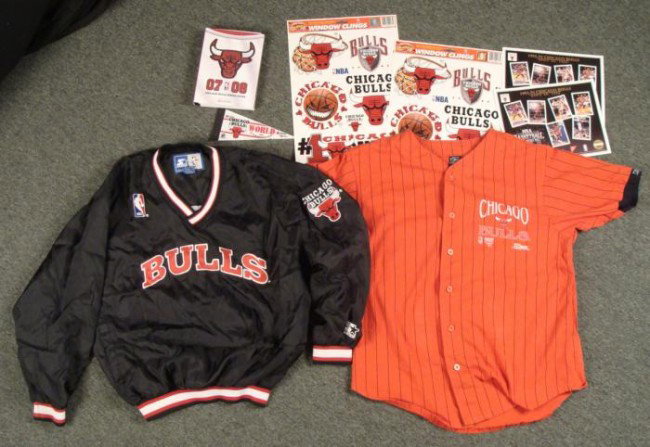 Chicago Bulls Lot Shirt, Jacket, Photos, Pennant: Here are some great items from the Chicago Bulls. Cotton jersey style button up shirt, size L Starter nylon pullover with sewn letters, elastic knit, hand pockets and partly zipper side, size L 6 inch