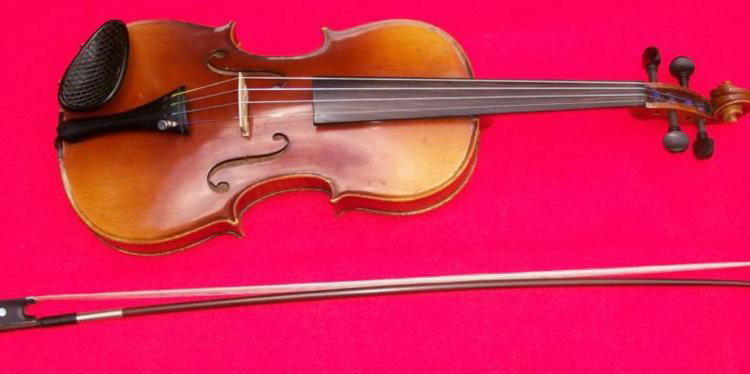Stradivarius Cremonenus 1723 Antique 3/4 Violin w/ Case: This is a reproduction of the renowned 1723 model of the Antonius Stradivarius violin. It is in very good condition overall. The label inside is marked: Antonius Stradiuarius Cremonenus, Faciebat Anno