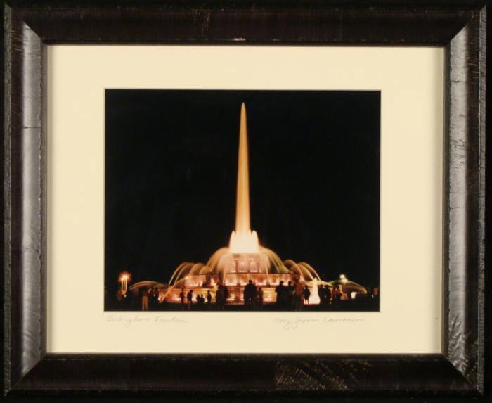 Mary Jeanne Lawrence Chicago Buckingham Fountain Photo: This photograph is of Chicago's famous Buckingham Fountain at night, with its lights aglow. * Title: Buckingham Fountain Medium: Photograph Photographer: Mary Jeanne Lawrence Signature: Signed in penc