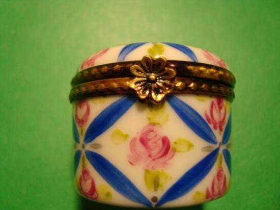 French hand painted Limoges box signed by artist: Authentic hand-painted Limoges box signed by artist from a famous studio! This box was created by an artist, graduate of one of the most prestigious French Fine Porcelain schools. Excellent condit