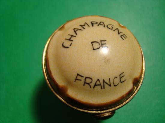 French hand painted Limoges box signed by artist: Authentic hand-painted Limoges box signed by artist from a famous studio! This box was created by an artist, graduate of one of the most prestigious French Fine Porcelain schools. is a SUPERB &quo