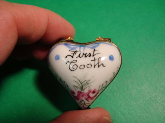 French hand painted Limoges box signed: Authentic hand-painted Limoges box signed by artist from a famous studio! This box was created by an artist, graduate of one of the most prestigious French Fine Porcelain schools. Here is a SUPERB