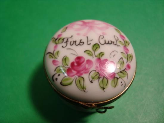French hand painted Limoges box signed by artist: Authentic hand-painted Limoges box signed by artist from a famous studio! This box was created by an artist, graduate of one of the most prestigious French Fine Porcelain schools. Here is a SUPERB