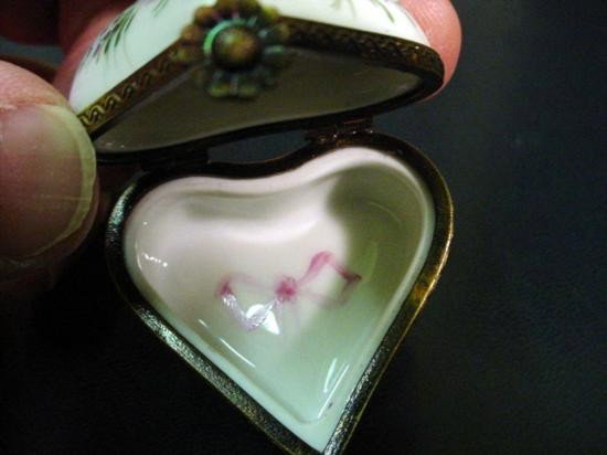 Authentic Heart Limoges box signed by artist: Authentic hand-painted Limoges box signed by artist from a famous studio! This box was created by an artist, graduate of one of the most prestigious French Fine Porcelain schools. Here is a SUPERB