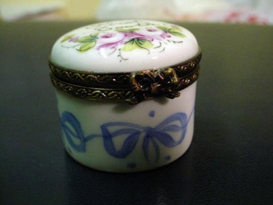 Authentic hand painted Limoges box signed by artist: Authentic hand-painted Limoges box signed by artist from a famous studio! This box was created by an artist, graduate of one of the most prestigious French Fine Porcelain schools. Here is a SUPERB