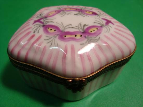 French hand painted Limoges box signed by artist: Authentic hand-painted Limoges box signed by artist from a famous studio! This box was created by an artist, graduate of one of the most prestigious French Fine Porcelain schools. Excellent condit
