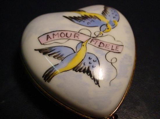 French porcelain hand painted Limoges box signed: Authentic hand-painted Limoges box signed by artist from a famous studio! This box was created by an artist, graduate of one of the most prestigious French Fine Porcelain schools. Here is a "Amour