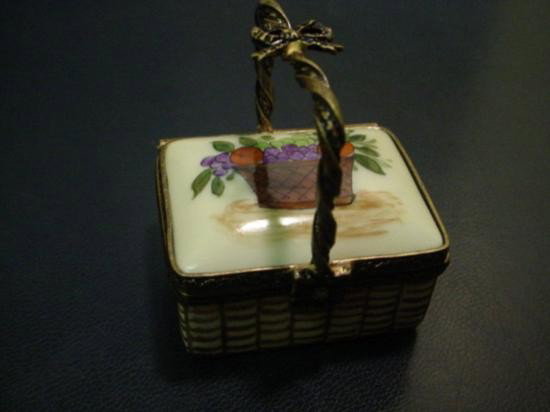 Authentic hand painted Limoges box signed by artist: Authentic hand-painted porcelain Limoges box signed by artist from a famous studio! This box was created by an artist, graduate of one of the most prestigious French Fine Porcelain schools. Here i