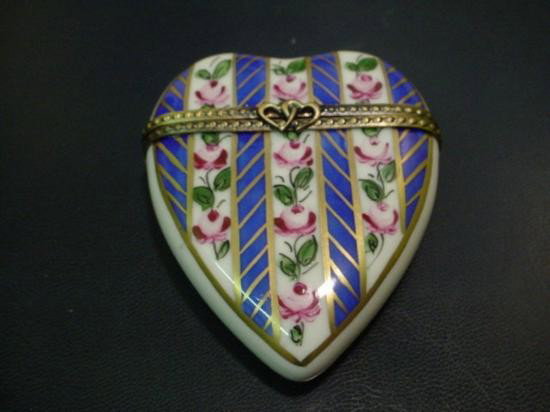 Authentic hand painted Limoges box signed by artist: Authentic hand-painted porcelain Limoges box signed by artist from a famous studio! This box was created by an artist, graduate of one of the most prestigious French Fine Porcelain schools. Here i