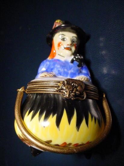 Authentic Halloween hand painted Limoges box: AUTHENTIC hand-painted Limoges box signed by artist from a famous studio! This box was created by an artist, graduate of one of the most prestigious French Fine Porcelain schools. Here is a "HALLO