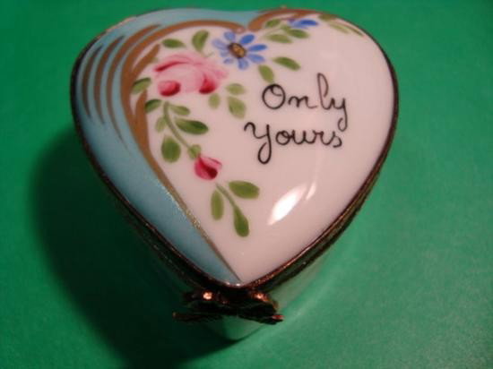 Authentic French hand painted Limoges box signed: Authentic French hand-painted porcelain Limoges box signed by artist from a famous studio! This box was created by an artist, graduate of one of the most prestigious French Fine Porcelain schools.