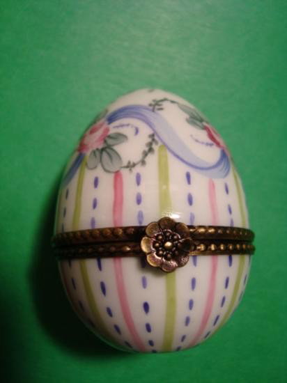 Authentic hand painted Limoges box signed by the artist: Authentic hand-painted Limoges box signed by artist from a famous studio! This box was created by an artist, graduate of one of the most prestigious French Fine Porcelain schools. is a SUPERB "egg