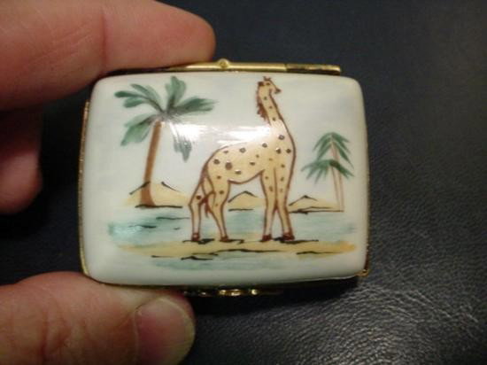 Authentic French hand painted Limoges box signed: Authentic French hand-painted porcelain Limoges box signed by artist from a famous studio! This box was created by an artist, graduate of one of the most prestigious French Fine Porcelain schools.