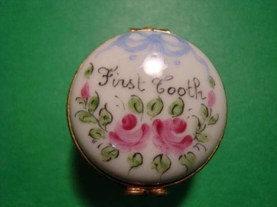 French hand painted Limoges box signed by artist: Authentic hand-painted Limoges box signed by artist from a famous studio! This box was created by an artist, graduate of one of the most prestigious French Fine Porcelain schools. Here is a SUPERB
