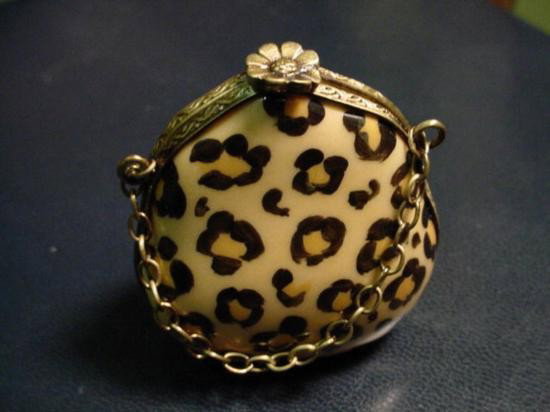 Authentic hand painted Limoges box signed by artist: Authentic hand-painted porcelain Limoges box signed by artist from a famous studio! This box was created by an artist, graduate of one of the most prestigious French Fine Porcelain schools. Here i