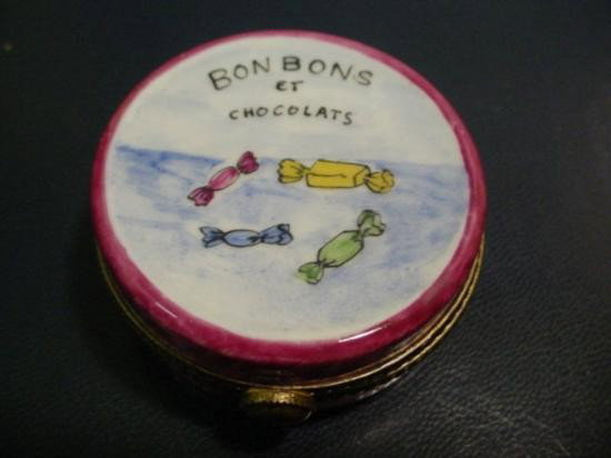 Authentic hand painted Limoges box signed: Authentic hand-painted Limoges box signed by artist from a famous studio! This box was created by an artist, graduate of one of the most prestigious French Fine Porcelain schools. Here is a SUPERB