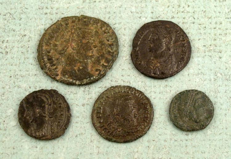 5 Bronze & Copper Ancient Roman Coins 13-24 mm Sizes: 5 Bronze & Copper Ancient Roman CoinsDiameter: Wide size range, approximately 13 - 24 mm *