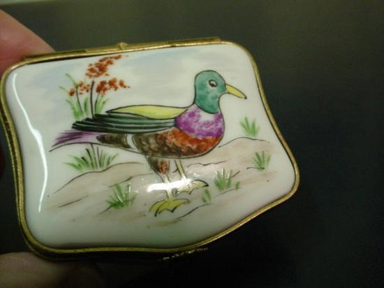 Authentic hand painted Limoges box by French artist: Authentic hand-painted porcelain Limoges box signed by artist from a famous studio! This box was created by an artist, graduate of one of the most prestigious French Fine Porcelain schools. Here i
