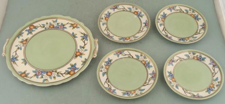4 Saucers w/ 1 Tray Noritake Enameled Japan Flowers: This group of Noritake includes 4 saucers and one tray, all with a lovely enameled floral motif, and gold trim. * Condition: Very good- some wear on the goldSize of dishes/saucers: 6" diameterSize of
