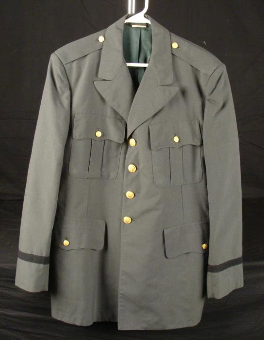 US ARMY VIET NAM ERA TUNIC FOR OFFICER-LARGE SIZE 46R: US ARMY VIET NAM ERA TUNIC FOR OFFICER. HAS ALL GOLD TONED BUTTONS AND SPEC QM LABELS- BRAID ON SLEEVE, SIZE 46 REGULAR