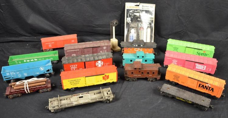 16 Lionel Train Cars O Gauge Railroad Box Cars, Caboose: This is a big group of 16 vintage Lionel O gauge railroad cars, including two Marx. They have not been track tested, but appear to be in good condition, with some spotting to the wheels, surface rust,