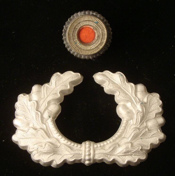 EARLY ORIGINAL NAZI VISOR ARMY HAT COCKADE & WREATH: THIS IS AN EARLY ORIGINAL NAZI VISOR ARMY HAT COCKADE & WREATH. THE COCKADE HAS A RED WOOL CENTER WITH LOOP CONNECTOR ON THE REVERSE SIDE AND THE WREATH IS MISSING PRONGS. *
