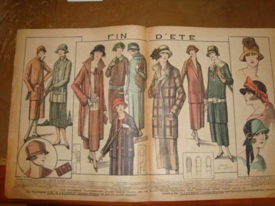 Authentic French Fashion print dated 1924: Authentic and original French Fashion print dated 9/24/1924. "Le Petit Echo de la Mode" was a famous fashion newspaper in Paris (the first one was print in 1889). h-14"/ w-23" Good condition! We ship 