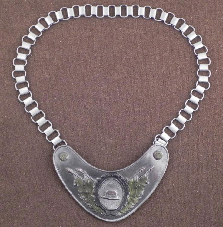 GERMAN "DER STAHLHELM" ORTSGRUPPE GLATZ GORGET: GERMAN "DER STAHLHELM" ORTSGRUPPE GLATZ GORGET WITH CHAIN-EARLY STEEL HELMETS * LINK CHAIN-GORGET IS 61/2" WIDE *
