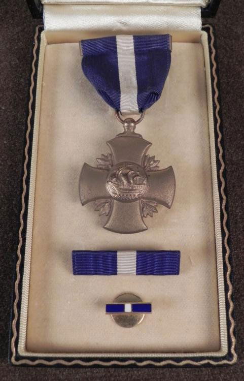RARE ORIGINAL CASED WWII U.S. NAVY CROSS MEDAL: THIS IS A RARE ORIGINAL CASED WWII U.S. NAVY CROSS MEDAL WITH RIBBON BAR AND LAPEL PIN. THIS IS AN OUTSTANDING COMPLETE SET, CASED IN EXCELLENT ORDER, WWII ERA ISSUED. THIS MEDAL IS THE 2N