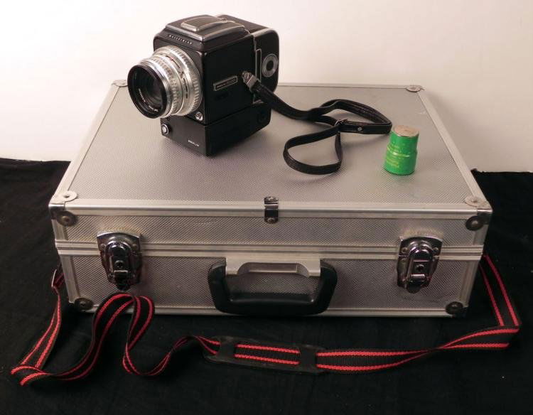 Hasselblad 500 EL/M 80mm Electric SLR Camera w/ Battery: This is a Hasselblad 500 EL/M motorized camera, in excellent working condition. It includes a recent battery. The lens is a Carl Zeiss Synchro Compur 80mm 1:2,8. This full system camera has an interch