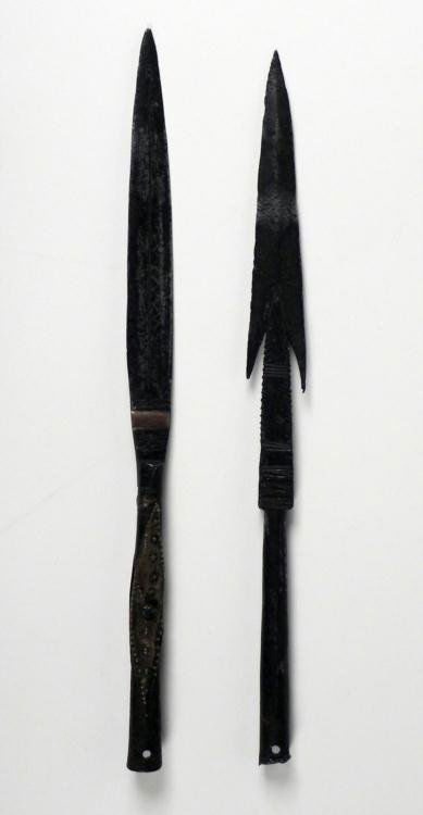 2 Australian Aboriginal Antique Arrow Spear Heads Tips: Here are two old arrow tips from spears, originating from Autralia, and probably Aboriginal. One blade is leaf shaped, with applied brass plates for decoration. The other spear head has points on the