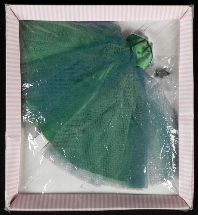 Barbie Vintage 1963 Senior Prom Outfit #951 -Mint: This is a vintage 1963 Barbie complete Senior Prom Outfit, #951. It is in mint condition, and nicely laid out in a Barbara Peterson box. * Included are: * The gown, shoes (one of the hardest pair of B