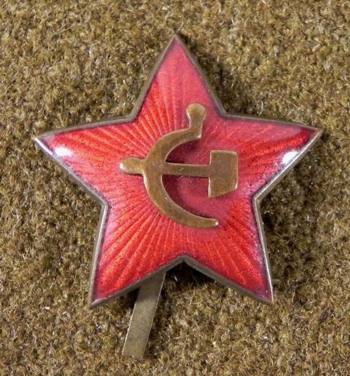 WWII RUSSIAN COMMUNIST ARMY ENAMEL STAR HAT DEVICE: HERE IS A WWII RUSSIAN COMMUNIST ARMY ENAMEL STAR HAT DEVICE. ON THE FRONT THERE IS A HAMMER & SICKLE AND A PRONG ON THE BACK. IT IS 1 3/8" WIDE WITH NO DAMAGE TO THE ENAMEL. * *