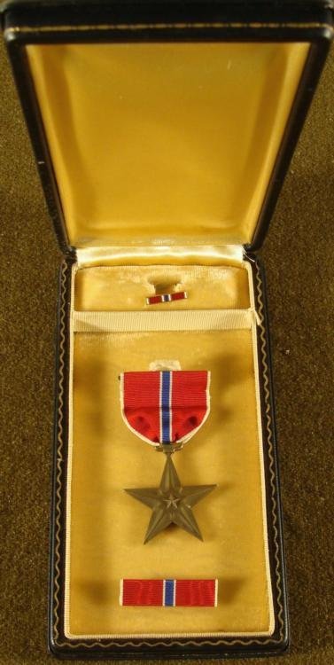 WWII NAMED BRONZE STAR RIBBON & LAPEL BAR ORIGINAL: HERE IS AN ORIGINAL ISSUED, WWII NAMED BRONZE STAR WITH RIBBON & LAPEL BAR IN A PERIOD COFFIN BOX. THE STAR IS NAMED TO THE HERO RECIPIENT AND IT IS IN EXCELLENT CONDITION. * * * *