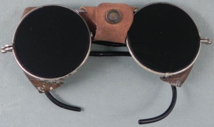 Vintage Work / Military Glasses w/ Leather GO5HT: This is a pair of vintage glasses made for mechanical work. There are no military markings, but these are simliar to those issued by the U.S. Army. The have round green tinted lenses, each marked with