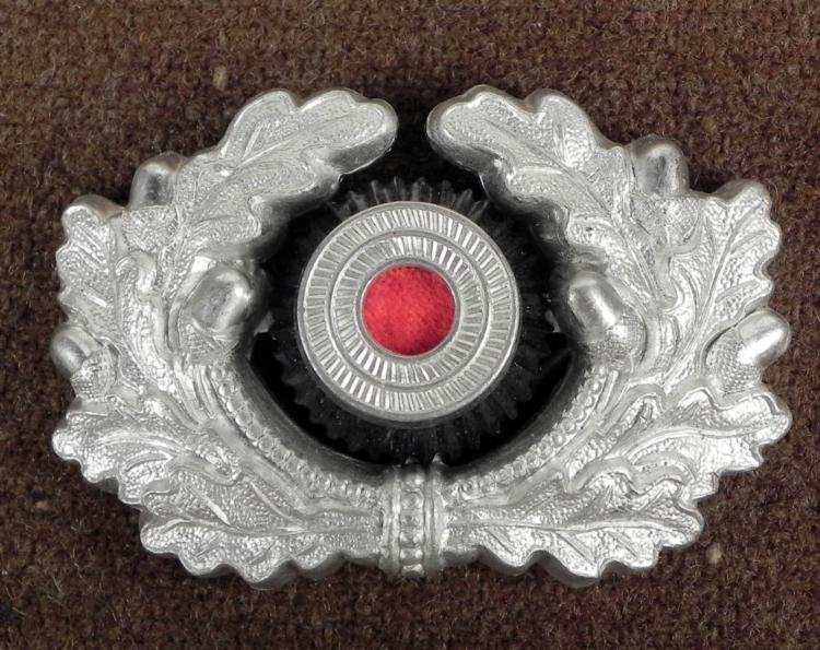 MINTY ORIGINAL WEHRMACHT WREATH & COCKADE FOR VISOR HAT: THIS IS A MINTY ORIGINAL WEHRMACHT WREATH & COCKADE FOR VISOR HAT. IT HAS ALL THREE PRONGS (3) AND IS ONE PIECE. THE COCKADE CENTER IS RED WOOL AND ON THE REVERSE IT'S MARKED "2&q