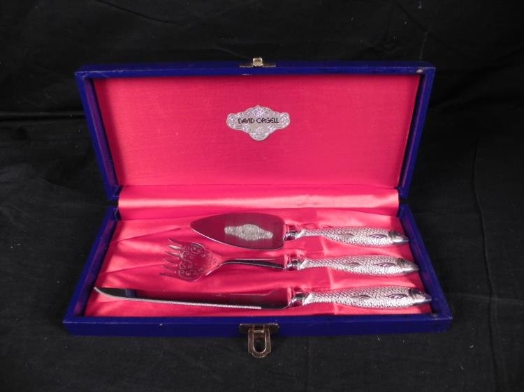 David Orgell 3 Pc Vintage Fish Serving Set In Box: This is a vintage 3 piece set of fish serving utensils by David Orgell. Each has a handle like a fish, with nice detail. All are very good condition with light wear. The sizes are from 7" to 9 3/4". T